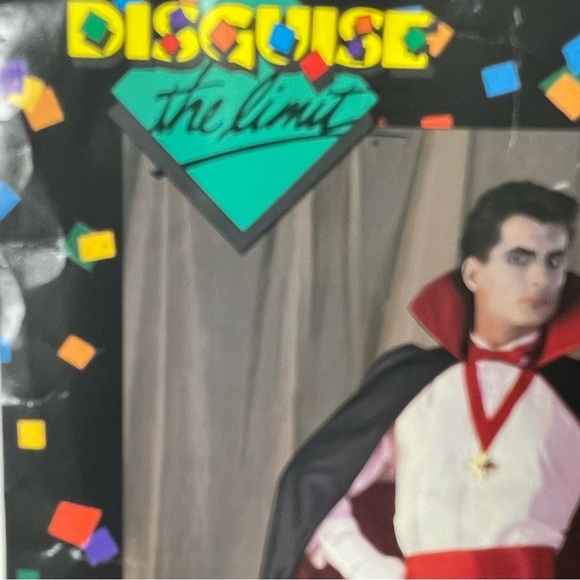 HALLOWEEN DELUXE VERSATILE CAPE BLACK WITH RED LINING  GREAT FOR VAMPIRE/DEVIL - Picture 2 of 5